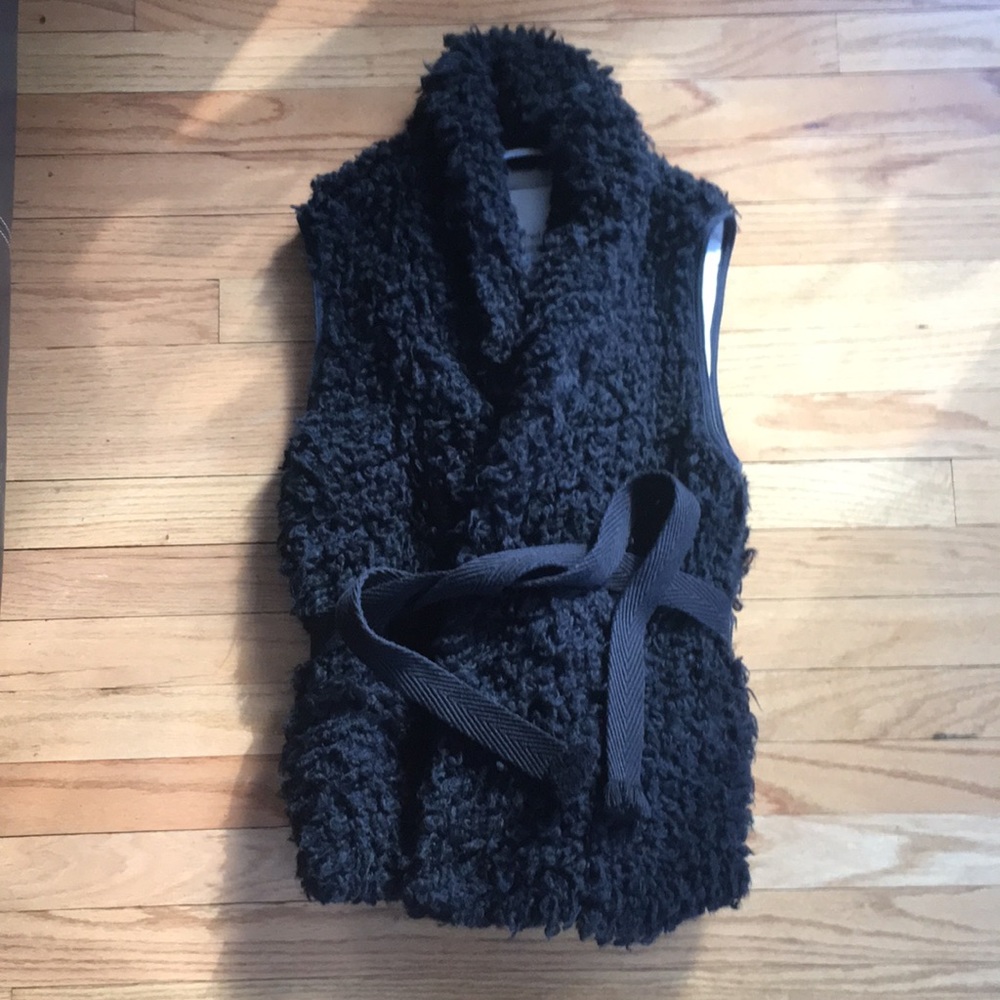 Wilfred Sherpa Black vest